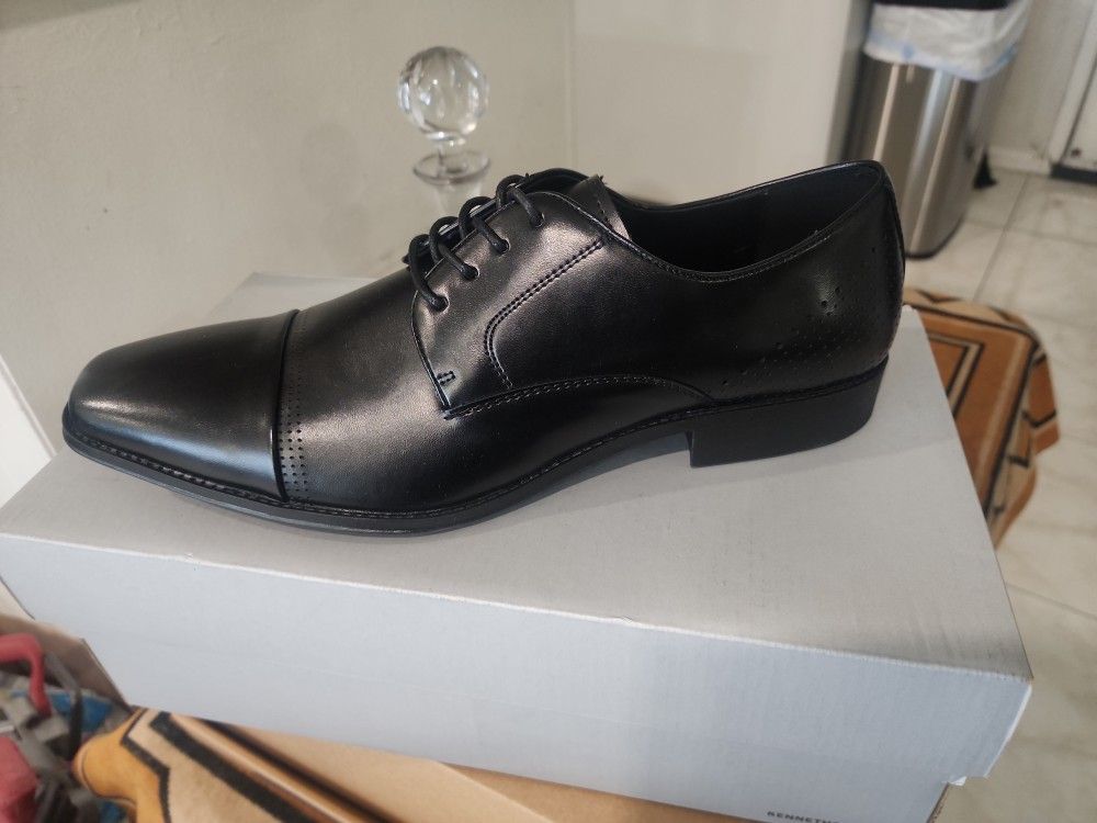 Dress Shoes... Kenneth Cole... Size 11