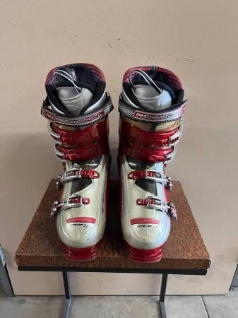 MEN'S SIZE 10 - 10 1/2 ROSSIGNOL SKI BOOTS!