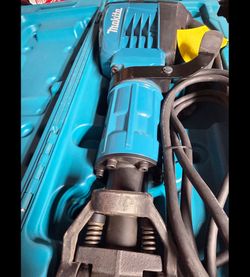MAKITA CORDED 35 LBS DEMOLITION HAMMER