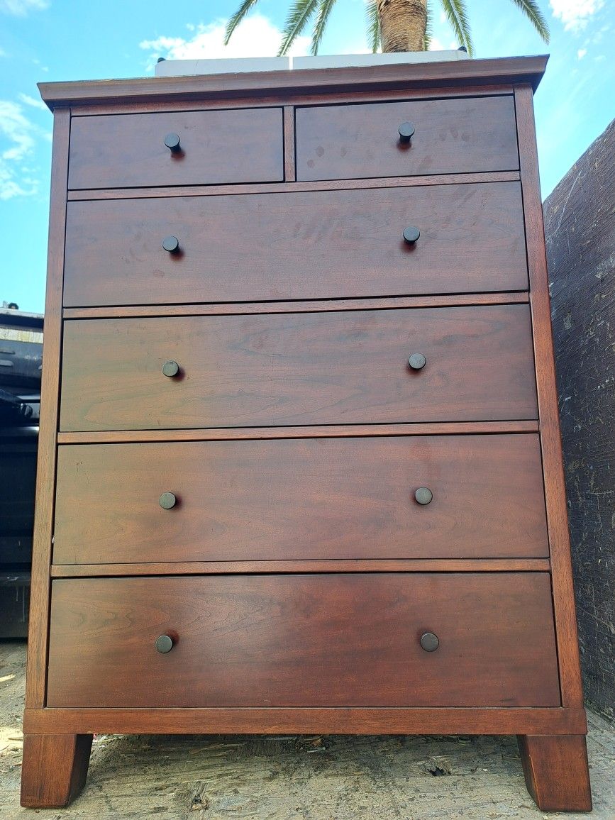 Dresser  Free
