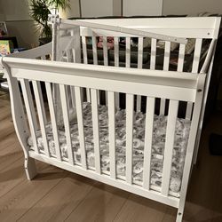 Mini crib & accessories