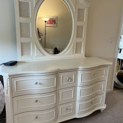 White wood Dresser