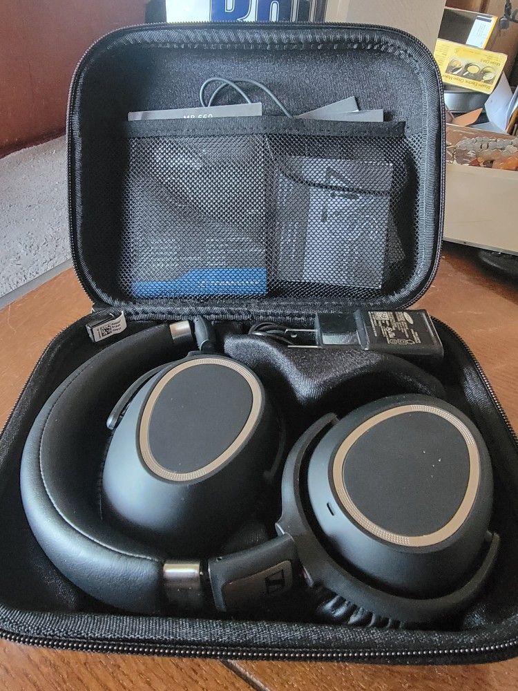 Sennheiser MB 660 UC Bluetooth Headphones, ANC In Like New Condition