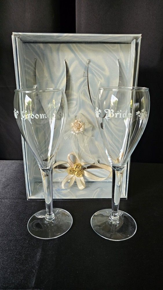 Classic Vintage 1973 Treasure Masters Wedding Bride/Groom Champagne Glasses