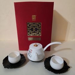Talés Teapot with side handle & 2 teacups & saucers National Palace Tea Set w/ box
