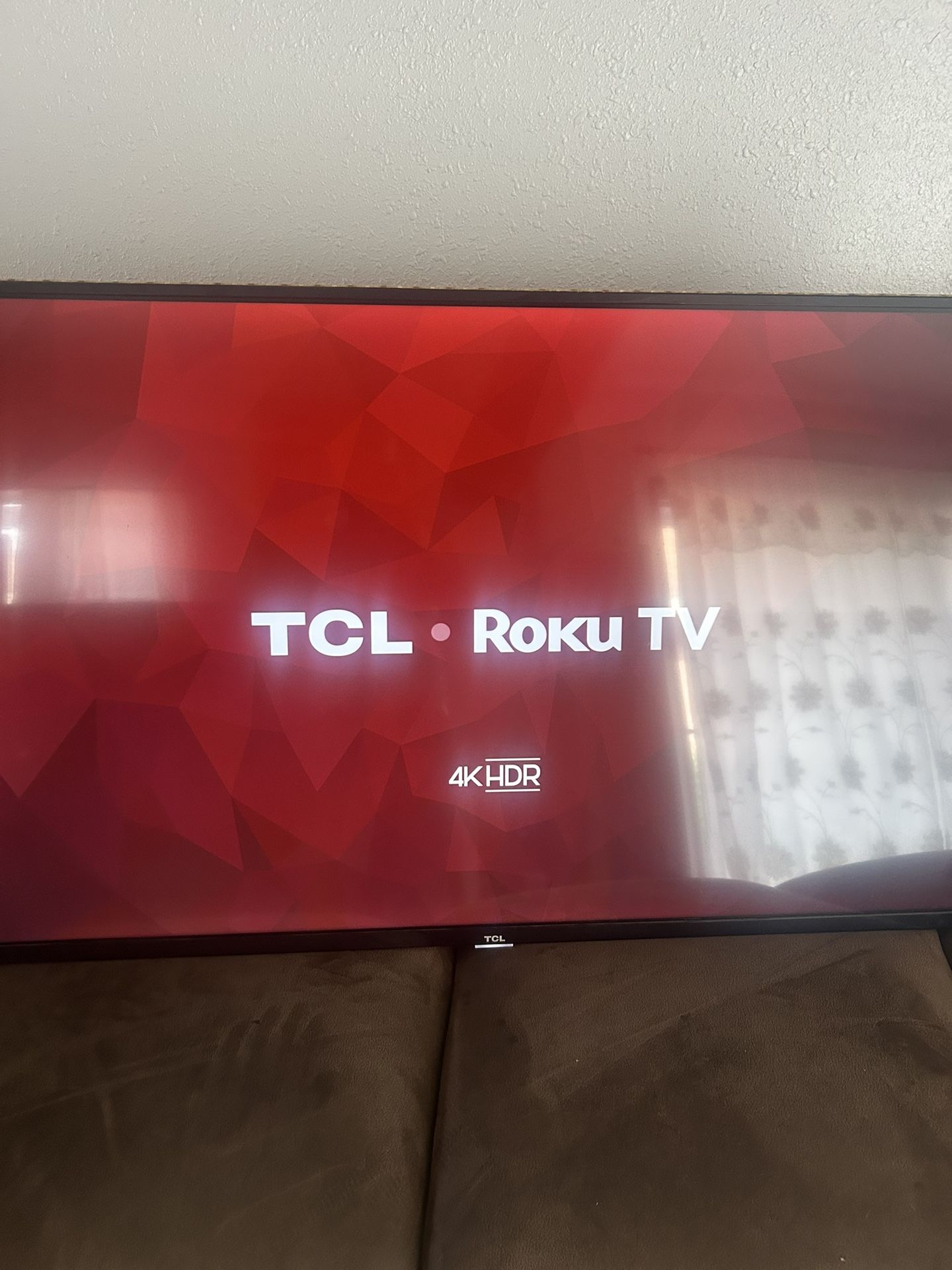 TCL ROKU SMART TV 55”   With wall mount no control remote 