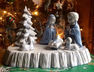 Beautiful Vintage Holy Family Nativity Figurine! One-Piece!