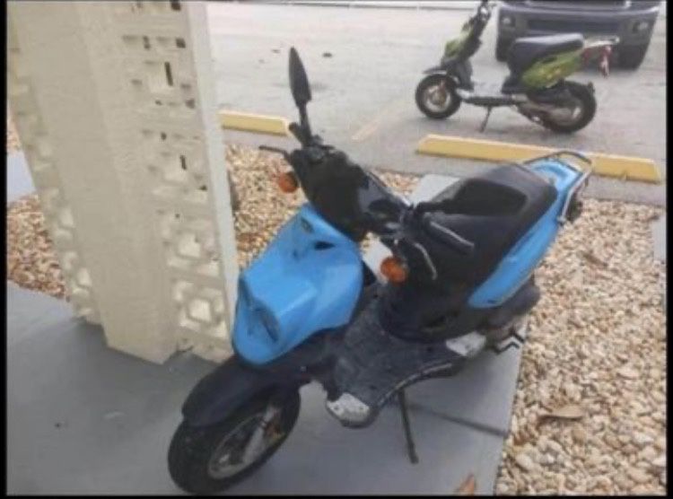 50 cc Motor Scooter, Model: 2008 With Title. It Runs Up To 50 Miles Per Hour. Read Description Below.
