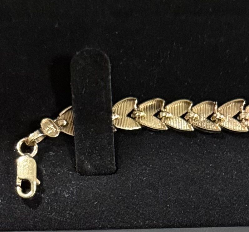 ✨BRAND NEW ✨10k gold ✨Size:7-7.5inch ✨5.17g