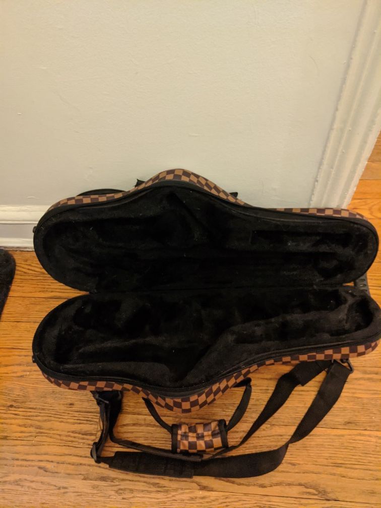 Alto saxophone case