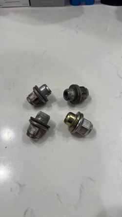 Lexus ES 350 tire bolts