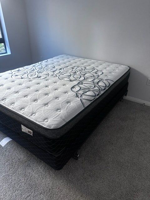 Queen Size Pillow Top Mattress 12