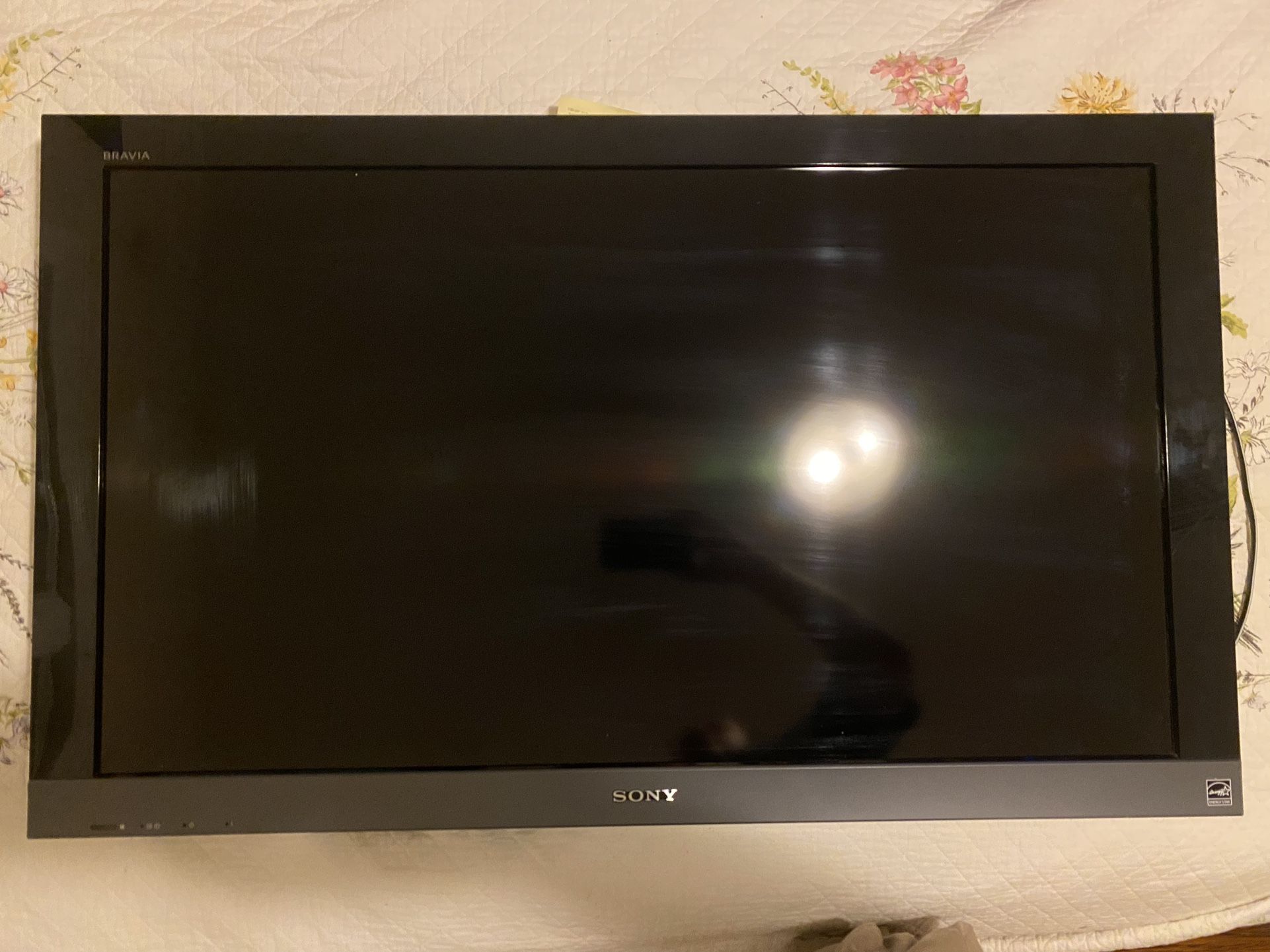 Sony Bravia 40” Inch 1080p LCD TV Comes With Wall Mount & Original Remote TV Model # KDL 40EX401