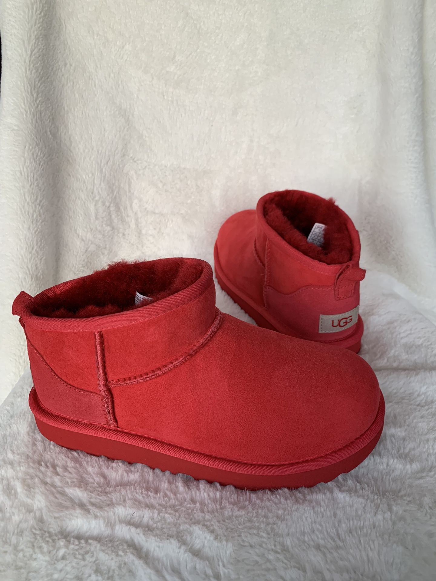 New Girl UGG Boots Size:4Y=(women 6)Botas UGG Nuevas Para Niña Talla:4Y=(mujer 6) Pick Up Oxnard, California $60