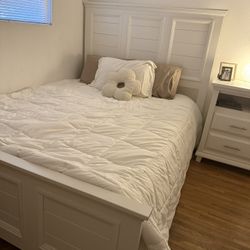 $600 Queen Bed With Mattress And Bedside Table 