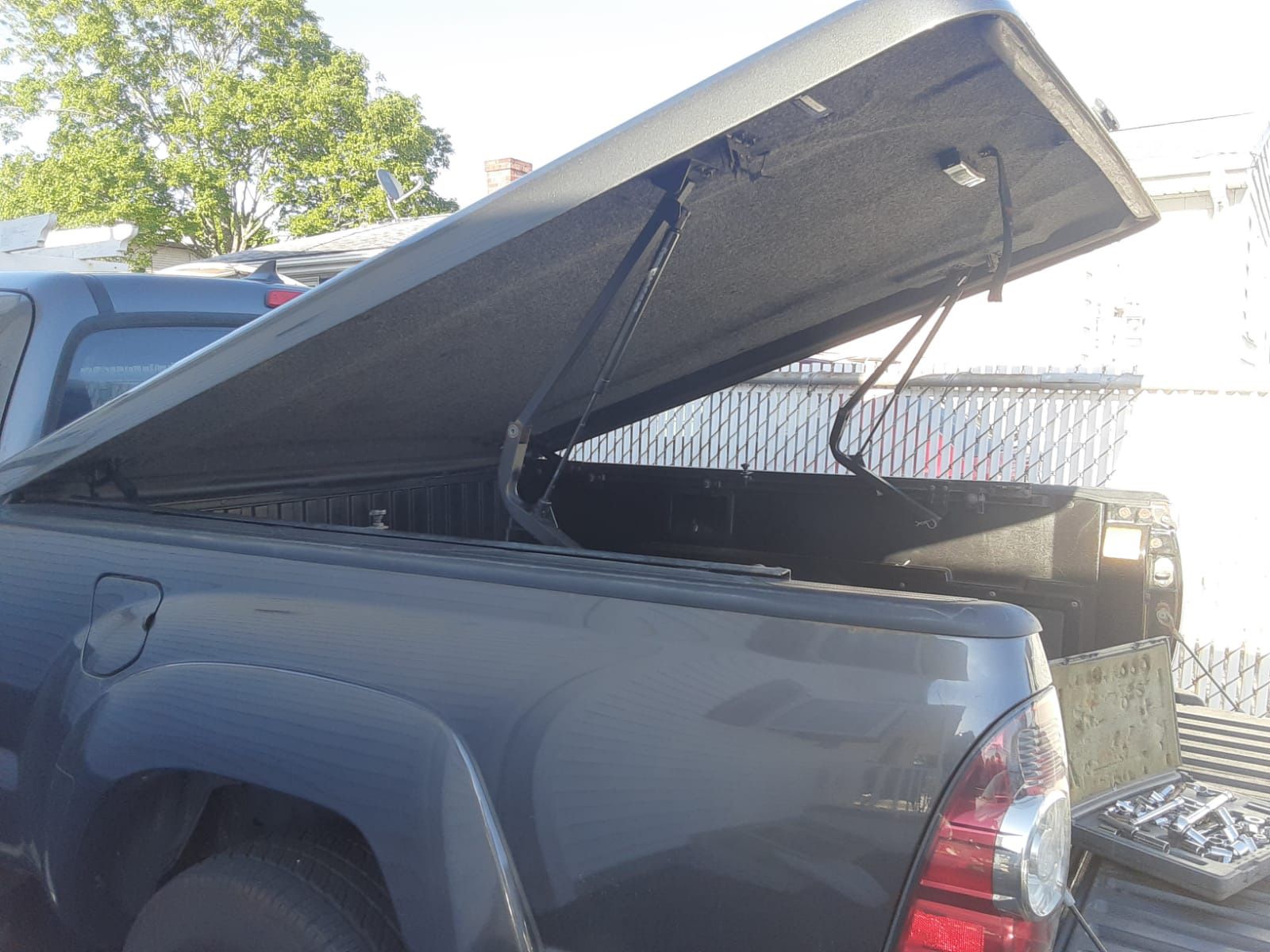 TRUCK BED COVER (TACOMA)