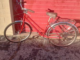 Schwinn Wayfarer In Good Shape.   Fully Functional.  A Good Bicycle For A Lady.  Shiney