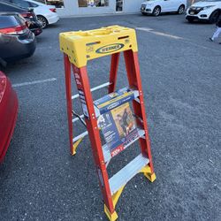 Werner 4 ft Fiberglass Step Ladder – 300 lb Capacity (Type IA Heavy Duty)