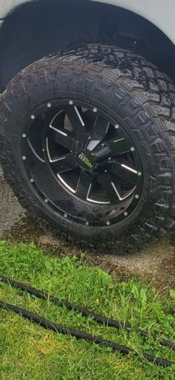 20x10 moto metal 5x5.5, 5x127 5 lug Tundra