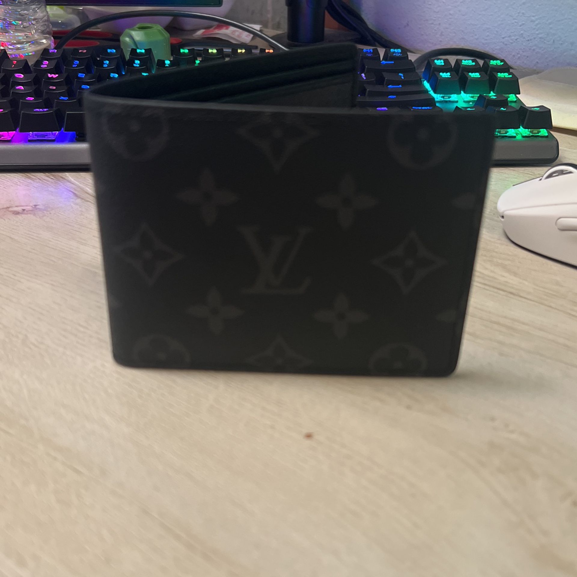 LV Portefeuille Tri fold Wallet on a chain for Sale in Seattle, WA - OfferUp