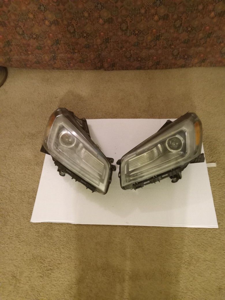2013 GMC Acadia Headlight Assembly Left/right