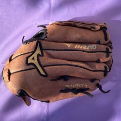 Mazuno 10.5 inch right hand baseball glove  