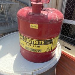 5gallons Gas Can With Secured Cover