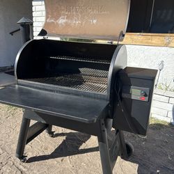 TRAEGER RIDGELINE XL PELLET GRILL SMOKER  WITH WI-FI TECHNOLOGY USED WORKS GREAT
