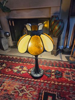 Antique-Style Tiffany Table Lamp – Slag Glass – Lotus/Tulip Shape – Vintage 1970s