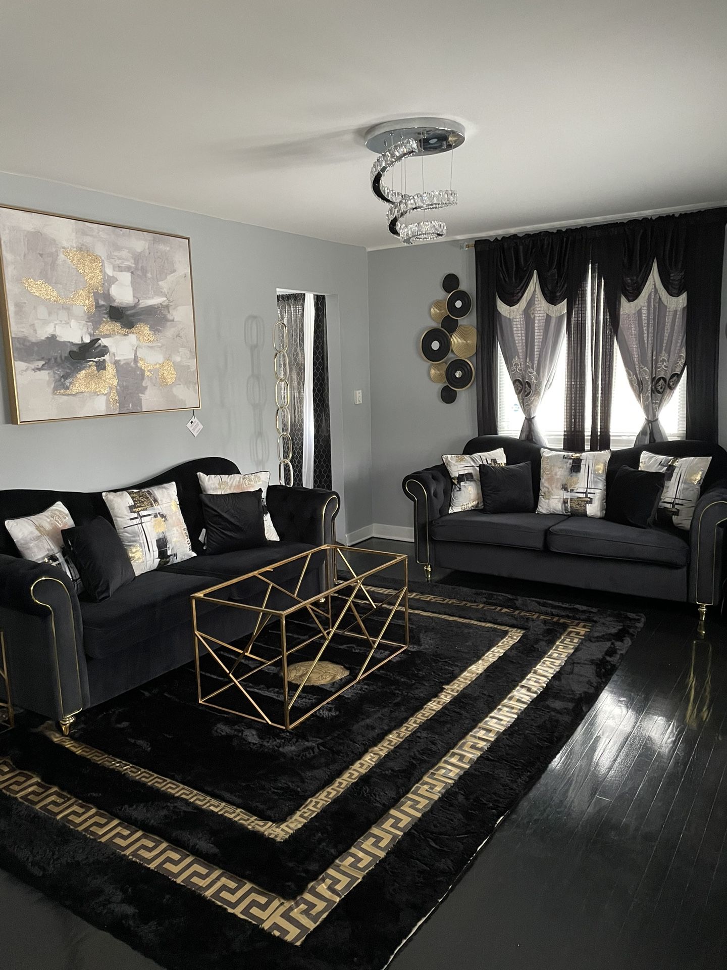 New Black and gold Velvet sofa set In Excellent Condition (From 5 STAR FURNITURE