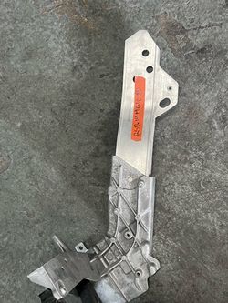 GLC 300 Mercedes radiator support bracket