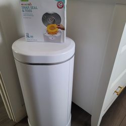 Munchkin Step Diaper Pail with Snap, Seal & Toss System + Refill Bags