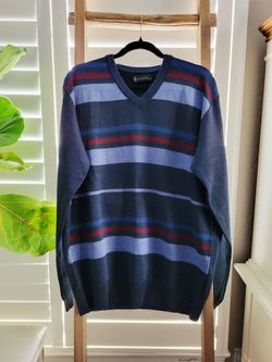 MENS MED/LG STRIPED V-NECK SWEATER **BRAND NEW**