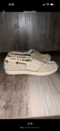 Summer Canvas Velcro Shoes size 9 - one of metal rings came loose on rear of shoe see pics