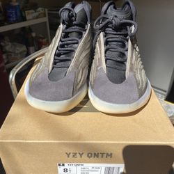YEEZY QNTM Size 8.5