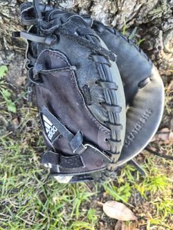 Adidas "YOUTH"Youth Catchers Glove. Located In Glendora 