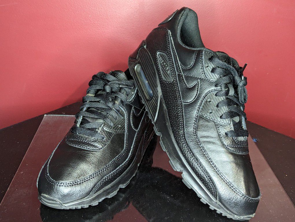 Nike Air Max 90 Triple Black CZ5594-001 Size 10.5.

