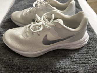 Women’s Nike Sneakers 8.5