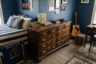 (Vintage dresser) The first picture is a A.I. visual of how this dresser can look in a room....
(60 x 20 1/4 Inch & 33.5 inch Height)
Vintage wooden 1