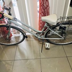  hybrid bike , 7 Speeds , 700c Wheels , Twist Shifters , White Est 
