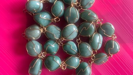 COLLAR DE 30 PIEDRAS DE JADE  Y ALAMBRE DORADO 16 PULGADAS DE LARGO