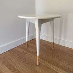 Round White Accent Table – Scandinavian / Mid Century Style