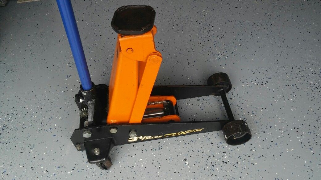 PROXONE 3 1/2 TON HYDRAULIC FLOOR JACK.