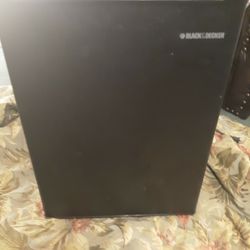 BLACK&DECKER BLACK MINI FRIDGE