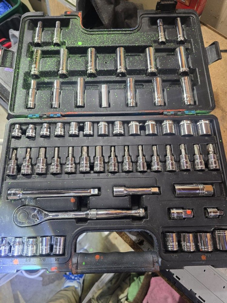 **** SELLS NEW FOR $80+ ****Duralast 3/8in Drive Ratchet/Socket SAE/Metric Tool Set 60 Piece