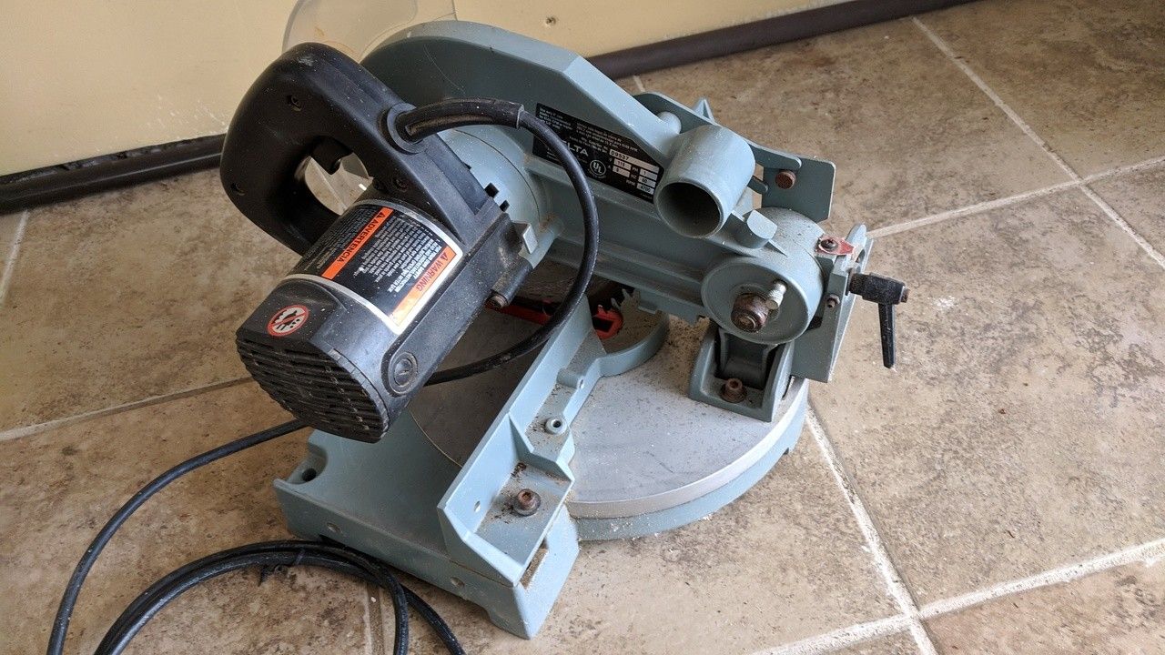 Delta 8 1/4 Inch Compound Miter Saw Model= 36-040. RPM-4700 Delta 8 1/4 inch Compou