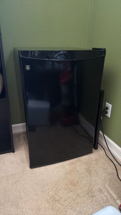 GE mini fridge with freezer- black
