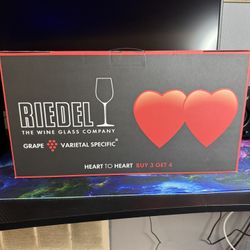 Riedel 4 Piece Pinot Noir Glasses And Wine Rack 