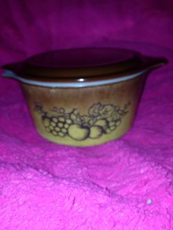 Vintage Pyrex bowl with lid.