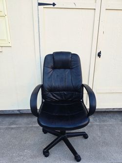 Black office chair